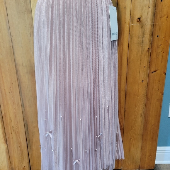 Elegant Pink Pleated Skirt - Picture 2 of 8